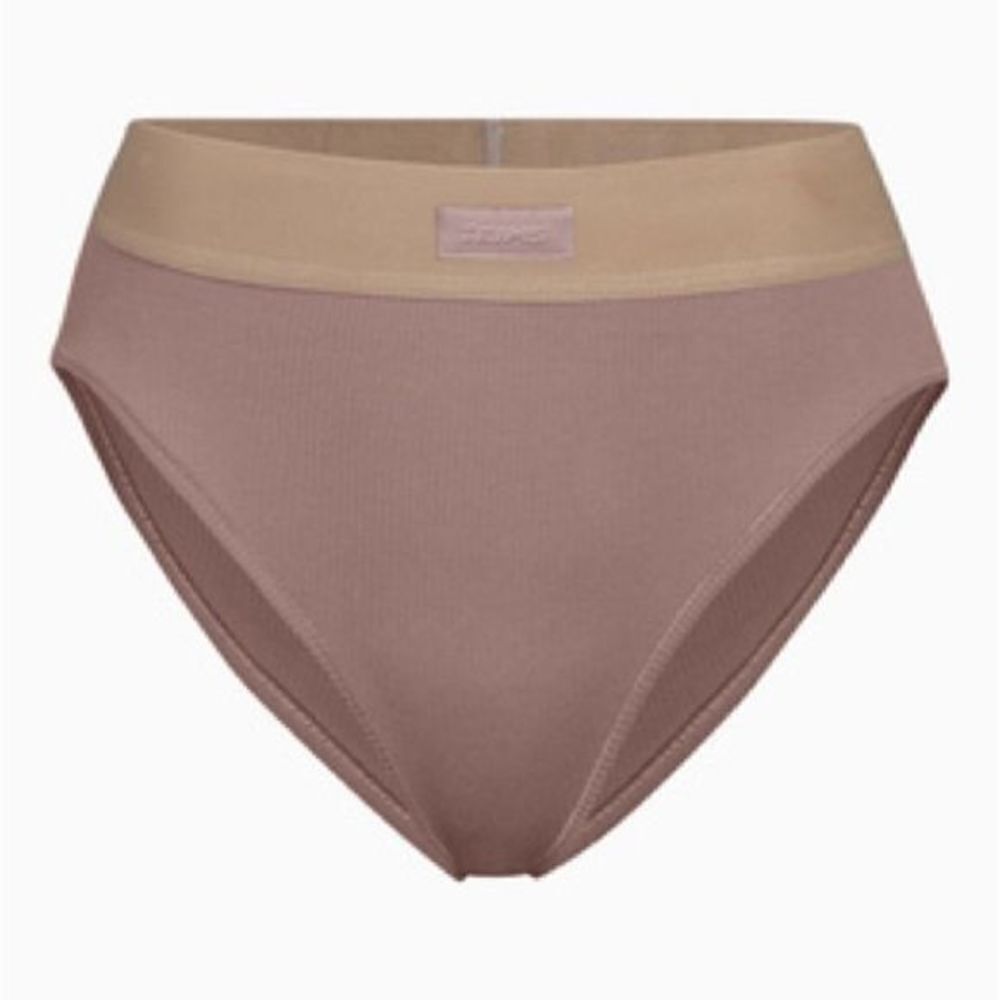 SKIMS
Cotton Rib Mid Rise Brief/ UMBER